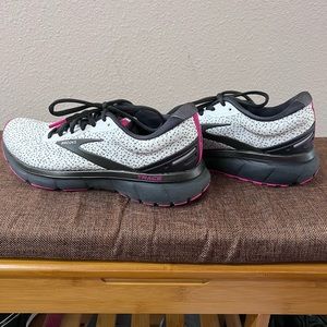 Like New Women’s Brooks Trace shoes, size 8.5.